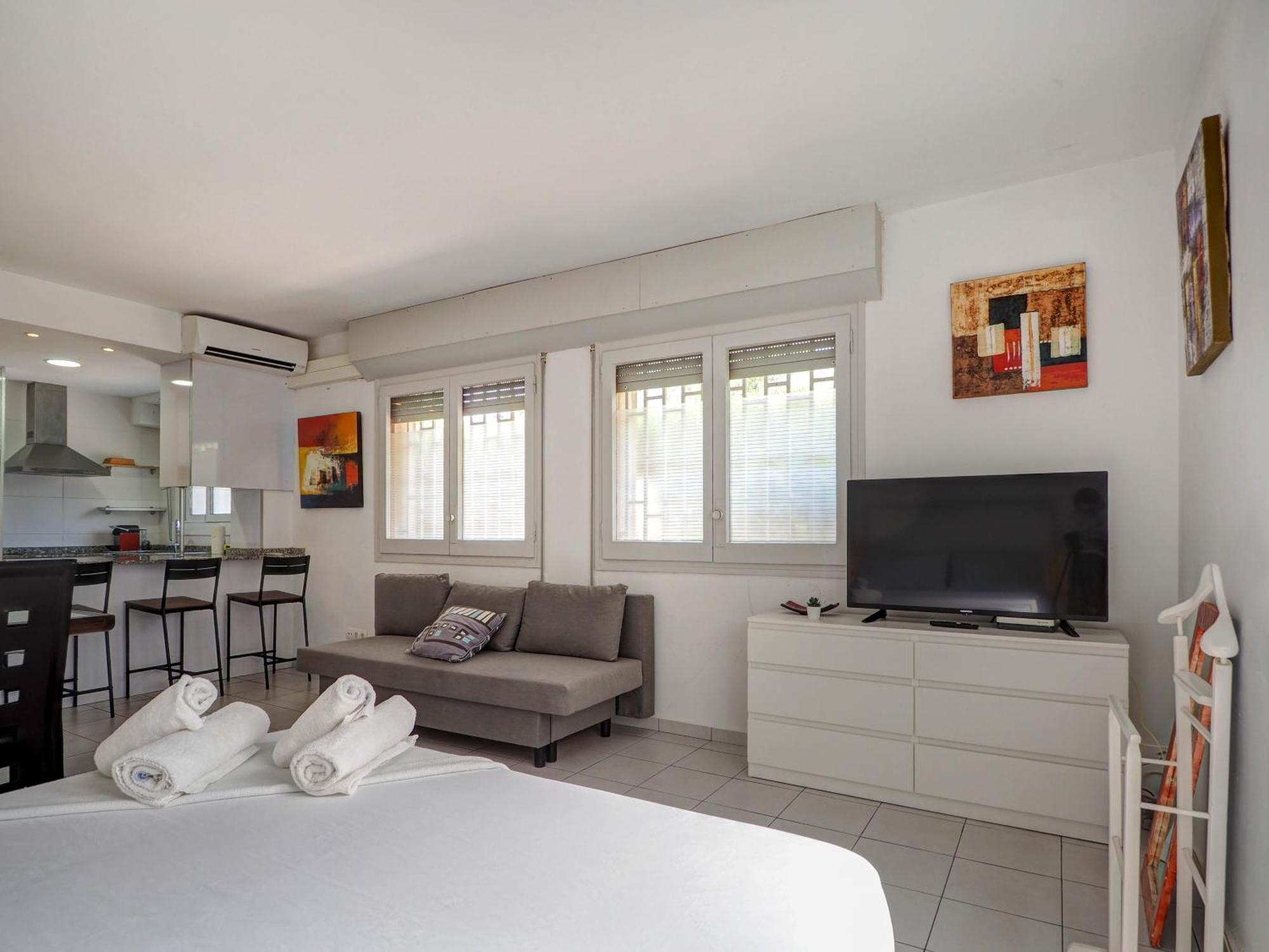 Los Globos Beach Studio By Hello Homes Сіджас Екстер'єр фото